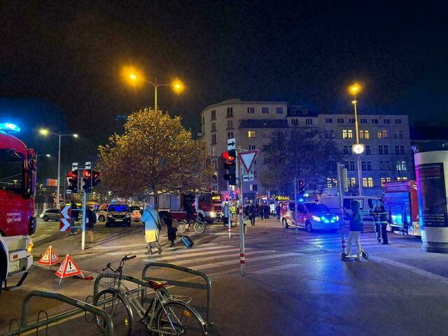 Die Berufsfeuerwehr ist im Großeinsatz. | Foto: Luca Arztmann/MeinBezirk