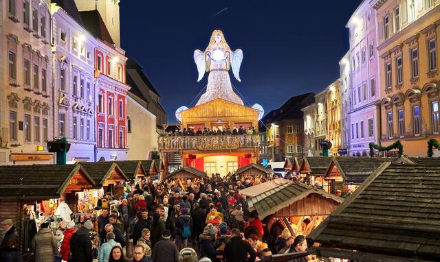 Die Welser Weihnachtswelt verschaffe der Innenstadt einen noch nie da gewesenen Besucherzulauf. Darüber zeigt sich die lokale Wirtschaft erfreut. | Foto: WMT