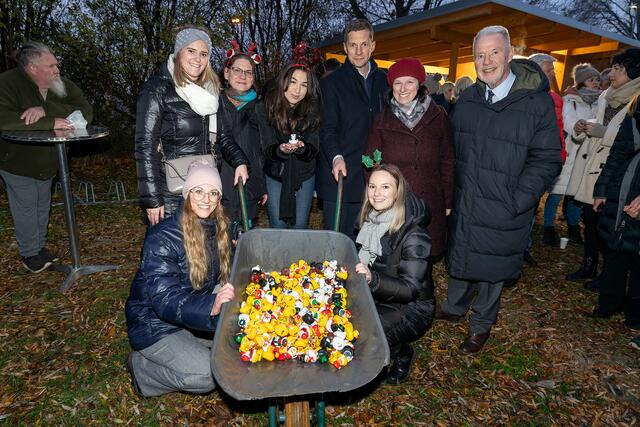Magistratsdirektor Markus Biffl und Bürgermeister Klaus Schneeberger mit den Organisatorinnen Jessica Stickler, Sarah Voit (vorne), Silvia Raudner, Teodora Lukic, Katharina Einsiedler (vorne) und Maureen Lenhart (alle Magistratsdirektion). | Foto: Stadt Wiener Neustadt/Weller