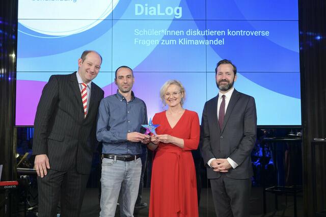 Das Projekt der Uni Graz "DiaLog" freut sich über einen Erasmus+ Award: (v.l:) Andreas Schneider (Abteilungsleiter Bundeskanzleramt), Muhammed Akbulut (Projektmitarbeiter), Sabine Schmölzer-Eibinger (Projektkoordinatorin), Jakob Calice (Geschäftsführer OeAD)   | Foto: OeAD/Hörmandinger
