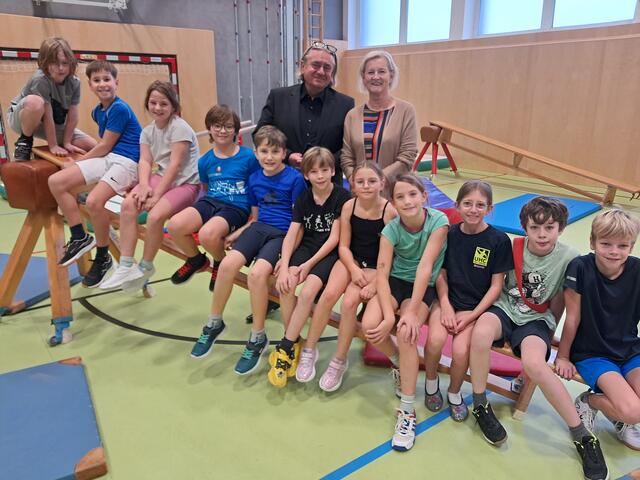 Direktor Bernhard Aschinger begrüßte die Klasse von Eva Klinger von der Volksschule Hollabrunn im Turnsaal der Mittelschule .