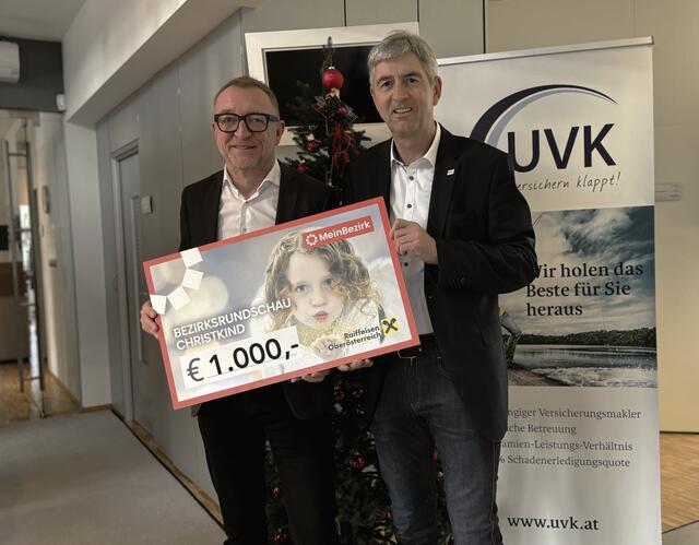 Franz Waghubinger (re.) übergibt die 1.000 Euro Spende an Franz Staudinger, Redaktionsleiter von MeinBezirk Kirchdorf. | Foto: Wiesmüller