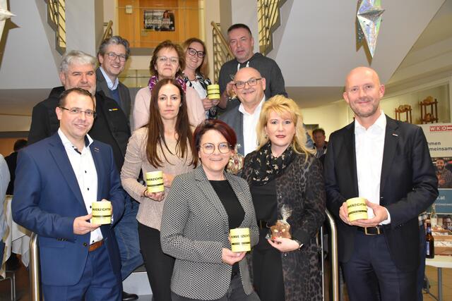 Die Wirtschaftskammer lud zum Weihnachtspunsch in Oberwart ein: Wirtschaftskammerpräsident Andreas Wirth, WK-Regionalstellenobfrau Tanja Stöckl, Petra Bischof-Oswald, WK-Vizepräsident Martin Horvath (vorne); Roman Gober, Nicole Weber und Ronald Rasser (Mitte); Regionalstellenleiter Christoph Winkler, Sieglinde Palank, Verena Schermann und Andreas Roth (hinten) | Foto: Michael Strini