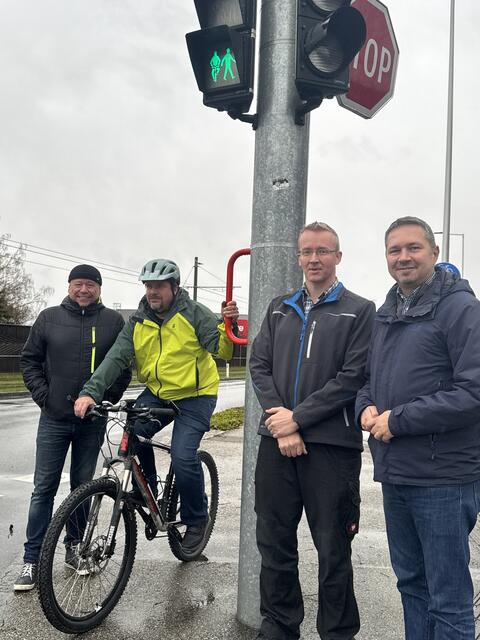 Infrastrukturreferent Michael Balazs, Gemeindemitarbeiter Günther Wimmer, Verkehrsreferent Manfred Leitner und Bürgermeister Markus Hofko beim Ausprobieren der neuen Haltegriffe. | Foto: Gemeinde Pasching