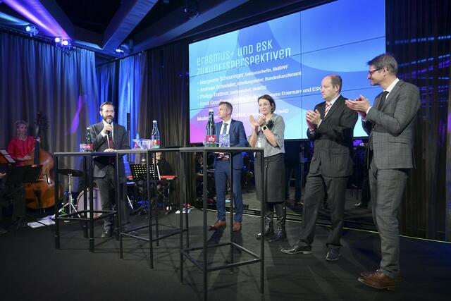 Margarete Scheuringer, Andreas Schneider (2.v.r.), Philipp Trattner (3.v.r.), Ernst Gesslbauer, Erasmus+ (rechts), Moderator Calice (OeAD) | Foto: OeAD/Hörmandinger 
