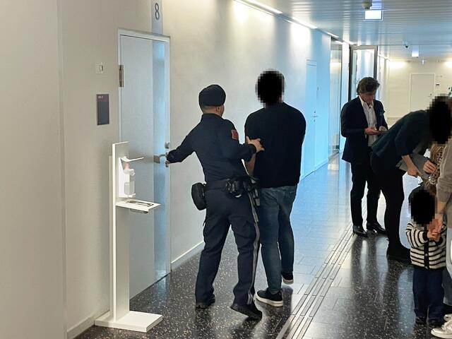 Von Ehefrau und kleinster Tochter erwartet wurde der angeklagte Georgier vor dem Verhandlungssaal. Im Hintergrund Anwalt Stefan Prochaska, der um die Freilassung für seinen Mandanten kämpfte. | Foto: Gernot Heigl