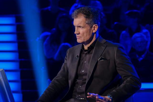 Moderator Armin Assinger zeigte bei einer Informationsveranstaltung in Breitenfurt den "Stinkefinger". | Foto: ORF/Günther Pichlkostner