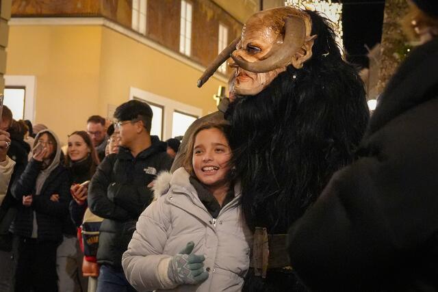 Viele mutige Herzen stellen sich den düsteren Gestalten mit ihren zotteligen Fellkostümen, dröhnenden Glocken und furchterregenden Masken ohne Furcht entgegenstellen. | Foto: Stefan Schubert