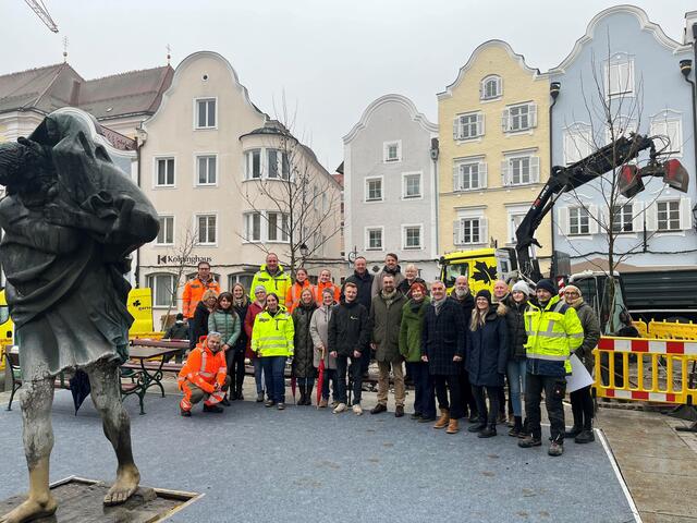 Neben den politischen Vertretern haben sich auch die Baufirmen und Professionisten zur Bepflanzung des ersten Baums eingefunden. | Foto: Stadtgemeinde Schärding