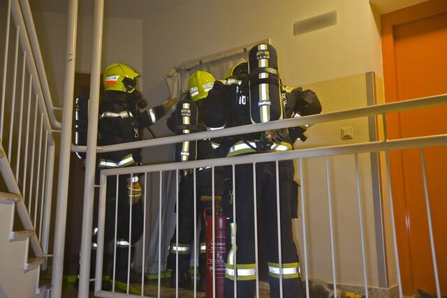 Eintreffende Feuerwehreinsatzkräfte mussten sich Zutritt in die betroffene Wohnung verschaffen | Foto: BFKDO BADEN / Stefan Schneider