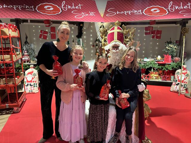 Centermanagerin Natascha Brussilowski mit den jungen Besucherinnen und dem Nikolo | Foto: MeinBezirk.at