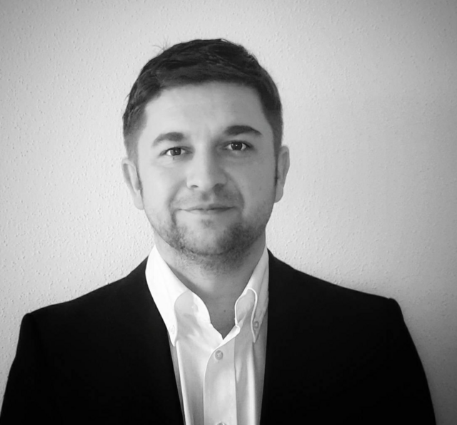 Christoph Riedler ist Amtsleiter der Gemeinde Seewalchen und Bezirksvorsitzender des Fachverbandes leitender Gemeindebediensteter. | Foto: Riedler