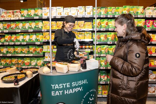 Frisches Sushi gibt es auch im Markt.  | Foto: Robert Harson / BILLA AG