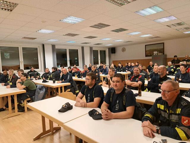 Funkübung der Amstettner Blaulichtorgansiationen - bei der Nachbesrpechung. | Foto: Zarl