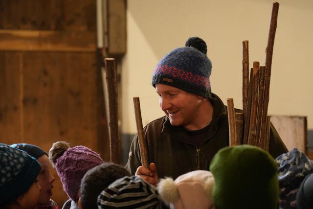 Maximilian vom Maxnhof teilt die Hirtenstäbe an die Kinder aus. | Foto: Julia Perktold