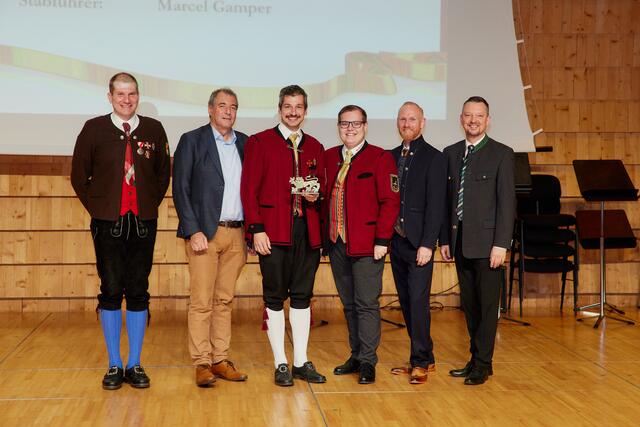 Obmann Christoph Tanzer (3. von links) und Stabführer Marcel Gamper (4. von links) nahmen die Auszeichnung für den Musikverein Möchling-Klopeiner See in Empfang. | Foto: KBV