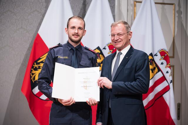 Inspektor Sebastian Huber erhielt von Landeshauptmann Thomas Stelzer eine Dank- und Annerkennungsurkunde. | Foto: Land OÖ/MM