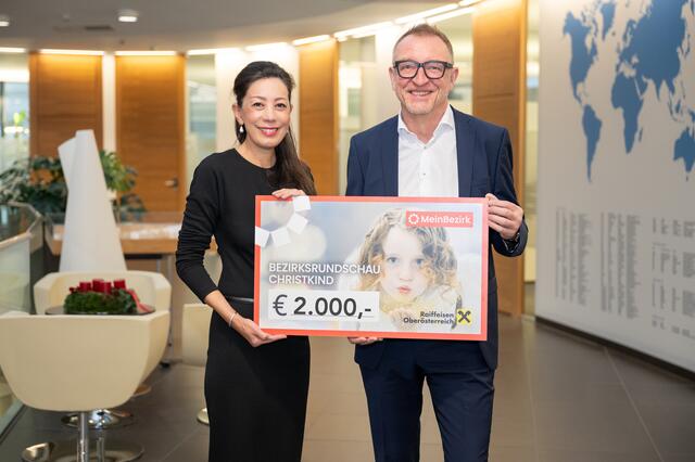 Greiner CEO Saori Dubourg mit Franz Staudinger, Redaktionsleiter von MeinBezirk Kirchdorf. | Foto: Greiner AG/Michael Hillebrand.