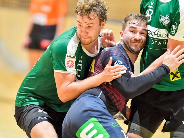 Duell der beiden Kapitän: Alexander Lechner (Graz) gegen Lukas Moser (Leoben) | Foto: GEPA pictures