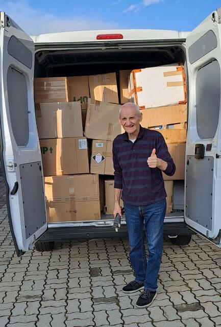 Der Güttenbacher Diakon Willi Jandrisits mit einer Wagenlieferung voller Schuhe. | Foto: OSMTH