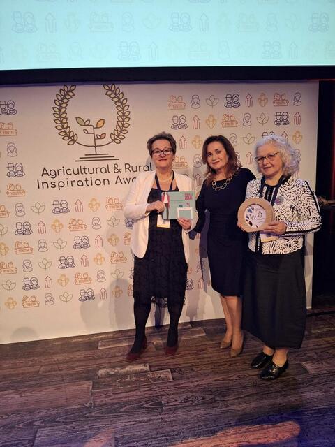  Antonia Gomez überreichte den Award den Frau iDA Vorständinnen Monika Steinkellner und Martina Kainz | Foto: Frau iDA