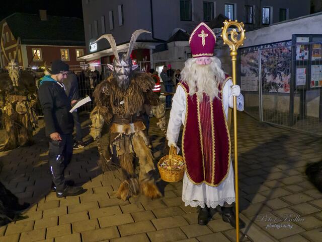 Als dunkler Begleiter des heiligen Nikolaus ist der Krampus eine Warnfigur, die die Unartigen bestraft.  | Foto: Peter Bolha