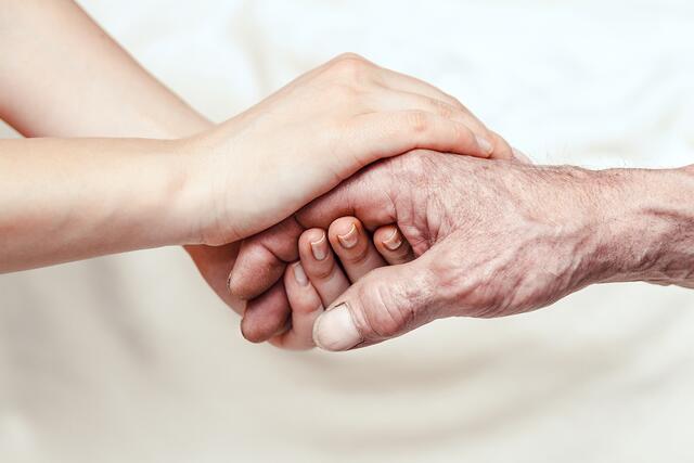 Die Schulungen für familiäre Pflege starten im Zillertal im Jänner.  | Foto: shutterstock
