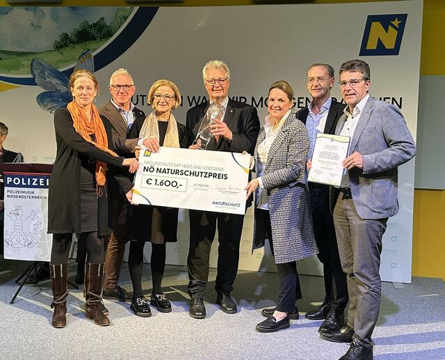 Irene Drozdowski (Obfrau Landschaftspflegeverein), Andreas Weiß (Biosphärenpark Wienerwald Management), Landeshauptfrau Johanna Mikl-Leitner, Bgm. LAbg. Christoph Kainz (Marktgemeinde Pfaffstätten), Landesrat Susanne Rosenkranz, Stadtgartendirektor Andreas Kastinger (Stadtgemeinde Baden, Stadtgärten Baden), Bgm. Christian Flammer (Stadtgemeinde Bad Vöslau) bei der Verleihung des NÖ Naturschutzpreis 2024. | Foto: LPV/E. Weisz-Emesz