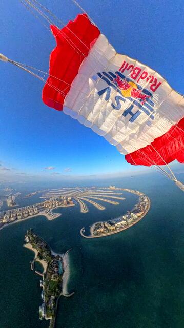 Aus der Sicht des Fallschirmspringers in Dubai. | Foto: HSV Red Bull Salzburg