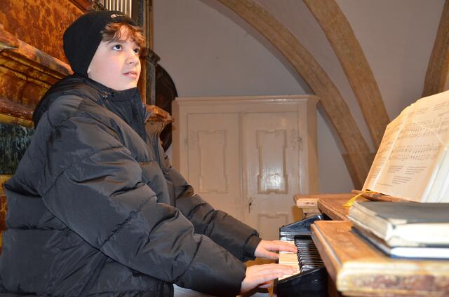 Organist Nevro Cermak testet die sanierte Orgel. | Foto: Oblak