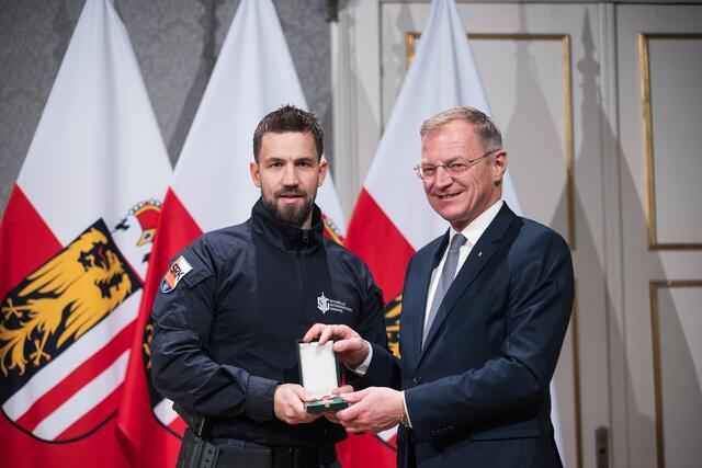 Revierinspektor Mario Schaubmayr erhielt von Landeshauptmann Thomas Stelzer die Lebensrettungsmedaille in Silber. | Foto: Land OÖ/MM