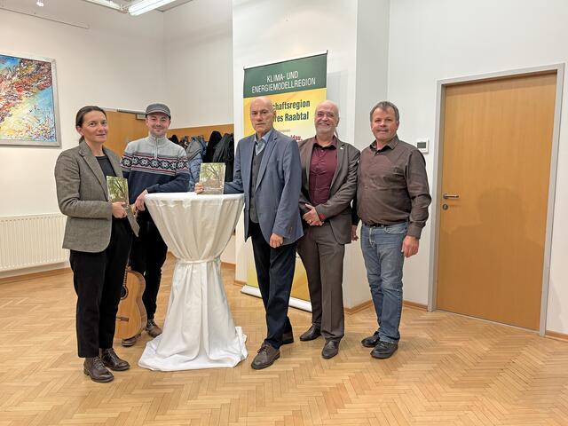 Bettina Habsburg-Lothringen, Musiker Stefan Steinhauser, Leopold Toifl, Johann Köhldorfer vom Historischen Verein, Bürgermeister Helmut Ofner (v.l.) | Foto: Mein Bezirk