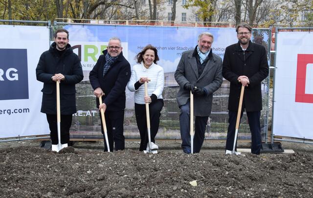 v.l.n.r.: Rhomberg Geschäftsführer Simon Battlogg, Architekt Günter Klein, Vizebürgermeisterin Silvia Drechsler, Baudirektor Werner Deringer und ARE Projektentwicklungsleiter Gerd Pichler | Foto: Bernhard Garaus