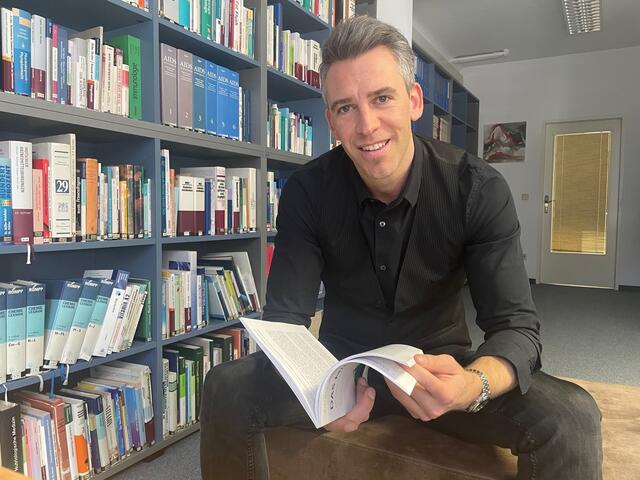 DDr. Dietmar Rösler – Sportmediziner und Ernährungsmediziner vom Institut für nutriologische Medizin (Inumed) mit Sitz in Unternberg-Moosham –  blättert hier gerade in seinem Buch "Das Milieu – Gesundheit zwischen den Zeilen".  | Foto: pjw