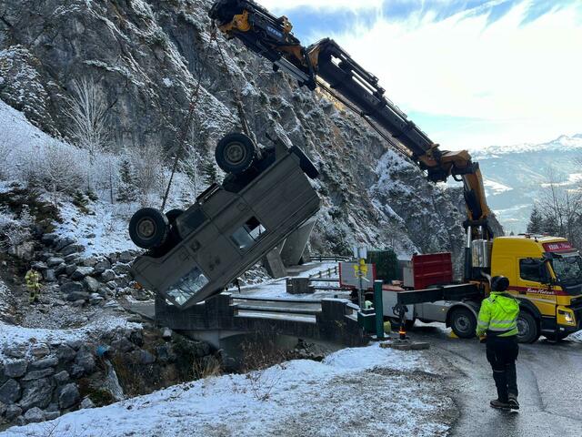 Die winterlichen Straßenverhältnisse im Halltal führten dazu, dass ein Bundesheerfahrzeug in den Halltalbach stürzte.