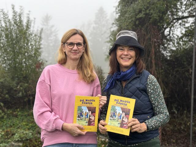 Anita Franz und Anita Prechtl (v. l.) haben gemeinsam einen neuen Band der "wilden Räuber" herausgebracht. Auch Lesungen sind möglich. | Foto: Franz