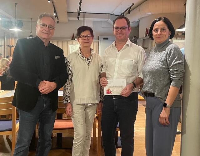 Obmann des Franz Liszt Vereins Manfred Fuchs und Bürgermeister Markus Landauer sowie die Gemeinde Raiding gratulierten. | Foto: Manfred Fuchs