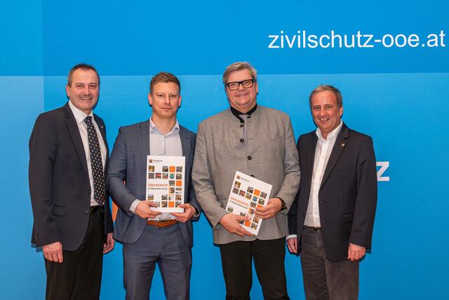 Rene Mühlböck (2.v.l.), Heinz Petrovitsch (3.v.l.). | Foto: OÖ Zivilschutz