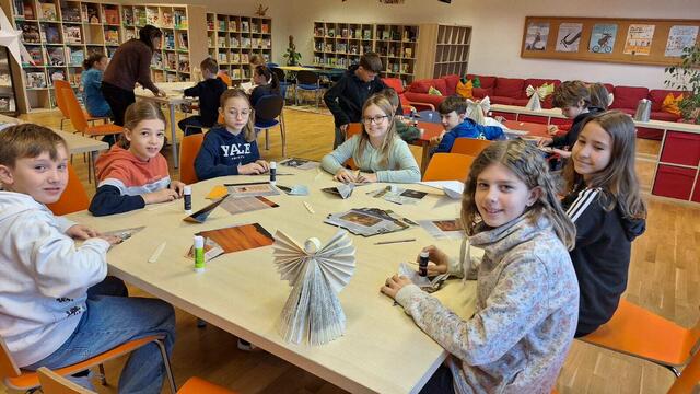 In der Bibliothek wurde gebastelt.