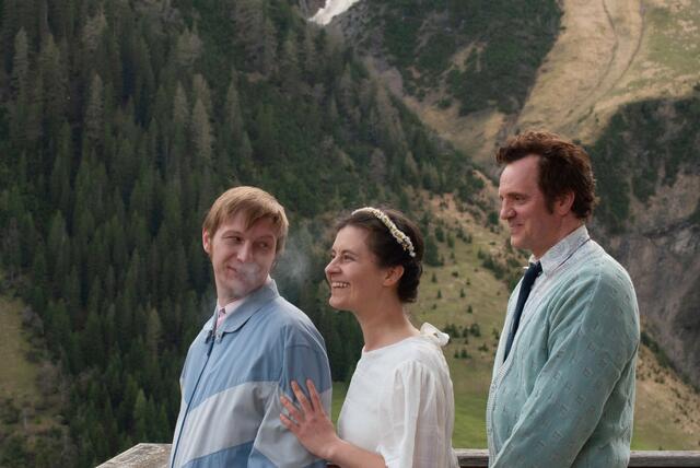 Sofia Falzberger als "Elfi" und Roland Silbernagl (r.) als "Sepp". | Foto: Produktion West