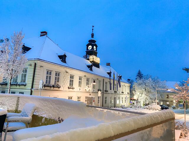 Das Rathaus Hollabrunn im Winter mit Weihnachtsbeleuchtung. | Foto: Martin Kührer
