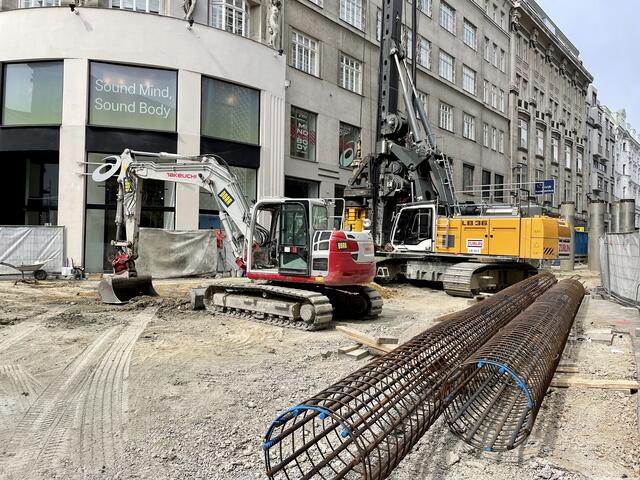 Seit dem Beginn der U-Bahn-Baustelle sehen sich viele Betriebe mit Arbeiten direkt vor der Ladentür konfrontiert. (Archiv) | Foto: Peetz