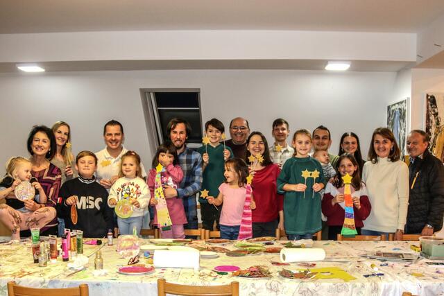Gemeinsam mit ihren Familien tauchten die kleinen Workshop-Teilnehmer in die zauberhafte Welt der Adventzeit ein. Die Organisatoren vom Kulturverein Drava freuten sich über den gelungenen gemeinsamen Nachmittag. | Foto: Rosina Katz-Logar