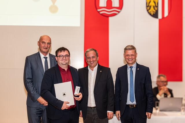 Thomas Stürzlinger, Zivilschutzbeauftragter von Rüstorf (2.v.l.) erhielt das Bronzene Verdienstzeichen. | Foto: OÖ Zivilschutzverband