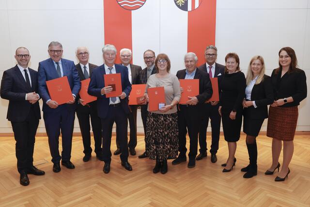 Von links: geschäftsführender Vizebürgermeister Dietmar Prammer, Georg Steiner, Manfred Grubauer, Gottfried Jachs, Werner Neubauer, Franz Leidenmühler, Birgit Standl, Herbert Karrer, Wolfgang Pfeil, Vizebürgermeisterin Karin Hörzing, Stadträtin Doris Lang-Mayerhofer sowie Stadträtin Tina Blöchl

 | Foto: Stadt Linz