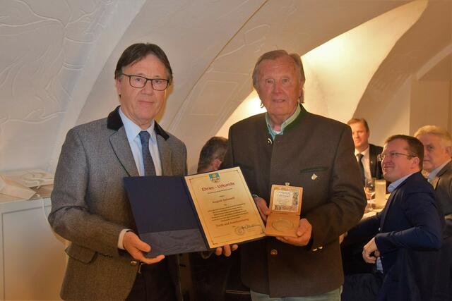 Bürgermeister Josef Wendtner (l.) überreichte August Schwertl im Februar 2023 eine Ehrenurkunde. | Foto: August Schwertl/Spielgemeinschaft Monte Carlo