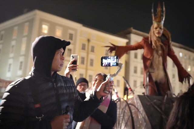 Auch Touristen aus allen Teilen der Welt lassen sich diese Tradition nur ungern entgehen. Denn die Salzburger Krampusläufe sind ein faszinierendes Schauspiel. | Foto: Stefan Schubert