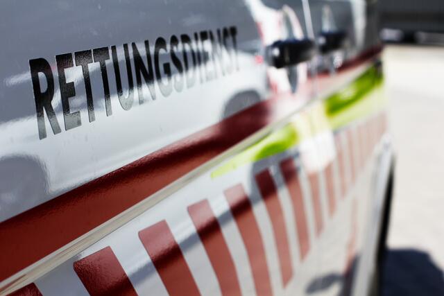 Der verletzte 32-Jährige wurde in das LKH Hochsteiermark nach Bruck an der Mur gebracht.  | Foto: Symbolbild: Rotes Kreuz/Hausegger