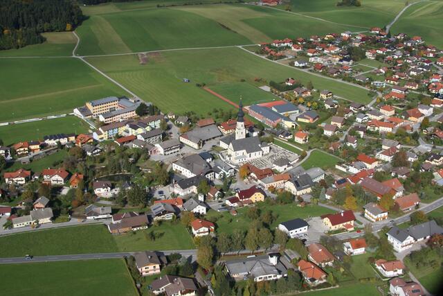 Ein Luftbild der Gemeinde Köstendorf. | Foto: Franz Neumayr