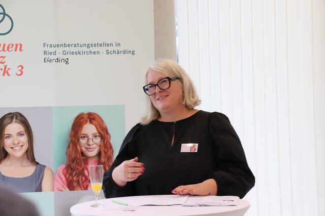 Anna Pucher, Geschäftsführerin des Frauennetzwerk 3,  erklärt: "Leider brauchen wir diese Wohnung, denn etwa jede vierte Frau, die bei uns in Beratung ist, ist betroffen. Da rede ich aber schon von den Frauen, die sich zu uns trauen."  | Foto: MeinBezirk/Bichler